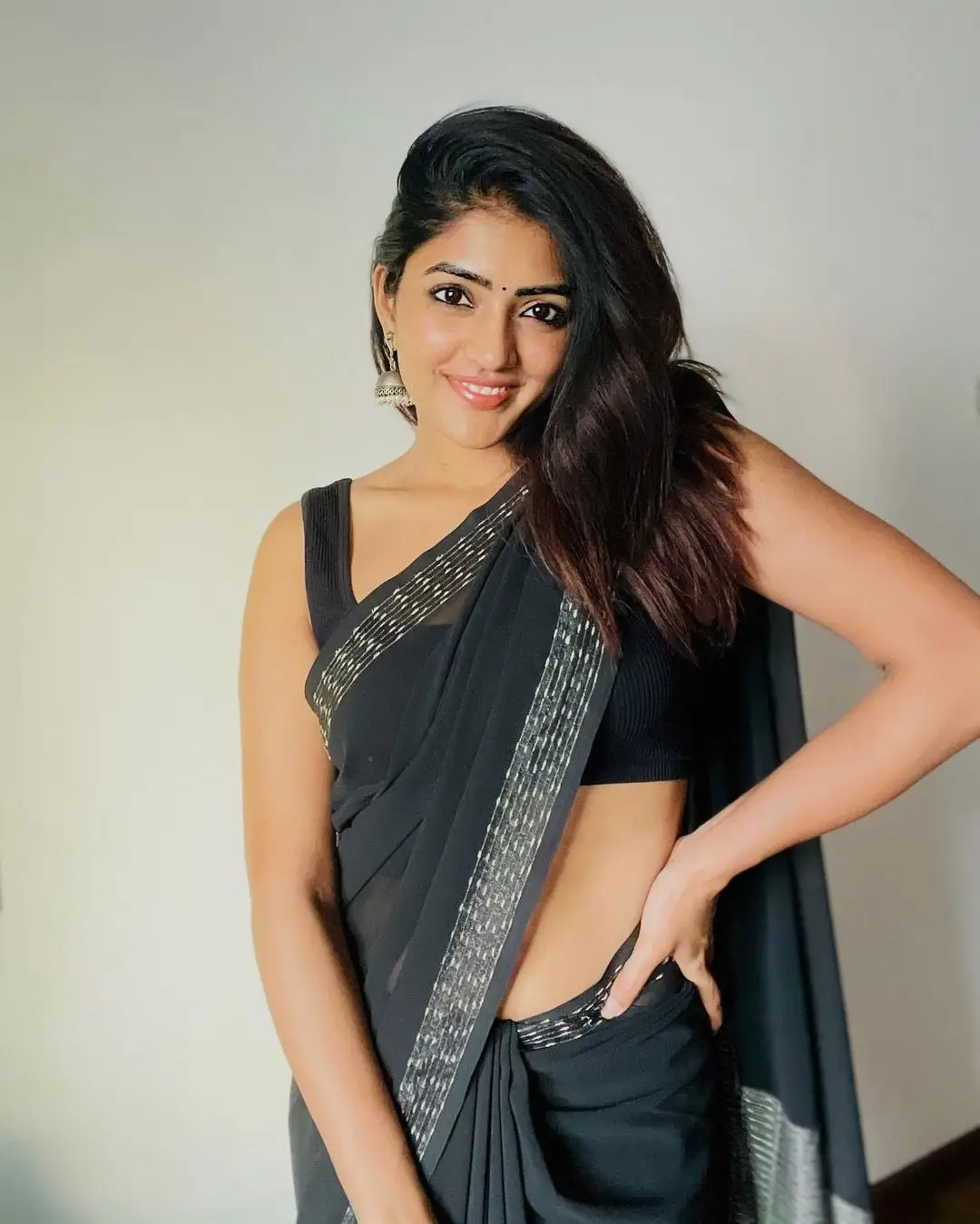EESHA REBBA IN INDIAN TRADITIONAL BLACK SAREE SLEEVELESS BLOUSE 8